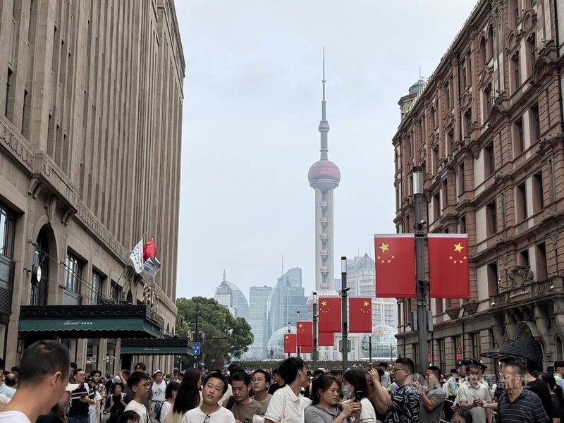 「十一」長假首日，上海熱門景點南京路步行街至外灘人潮洶湧。中央社記者廖文綺上海攝　114年10月1日
