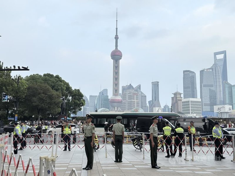 「十一」長假首日,上海熱門景點南京路步行街至外灘沿路有大批警察與武警嚴陣以待,嚴格管控人流。中央社記者廖文綺上海攝 114年10月1日