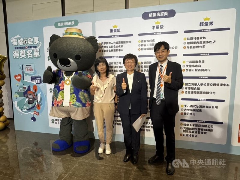 財政部1日舉行114年度雲端發票推廣活動頒獎暨成果記者會，圖為財政部賦稅署署長宋秀玲（左2）、財政部次長李慶華（右2）、財政部財政資訊中心主任張文熙（右1）。中央社記者呂晏慈攝  114年10月1日