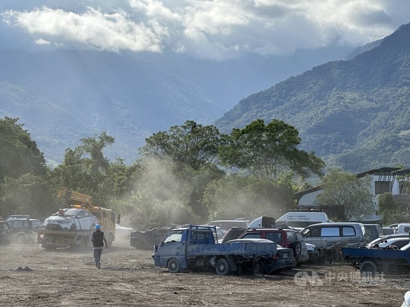 馬太鞍溪堰塞湖溢流釀災，災區出現大量泡水車，花蓮縣政府依「災害防救法」權責，統籌協調先將路上毀損車輛拖吊至大農大富平地森林園區停車場集中安置。中央社記者李先鳳攝  114年10月1日