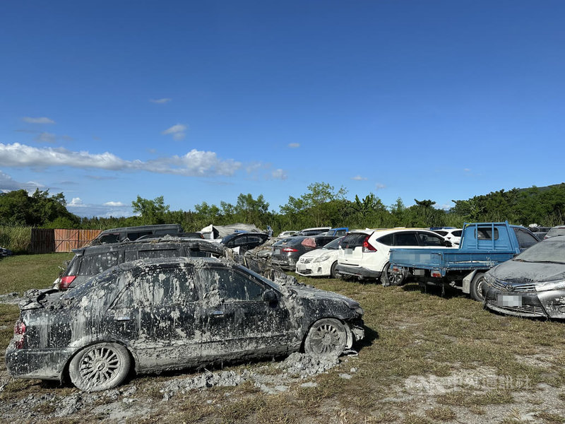 馬太鞍堰塞湖洪災除釀死傷,也讓災區出現大量泡水車,花蓮縣政府調度後暫時將受損車輛拖吊至大農大富平地森林園區停車場集中安置,現場宛如汽車墳場。中央社記者李先鳳攝 114年10月1日