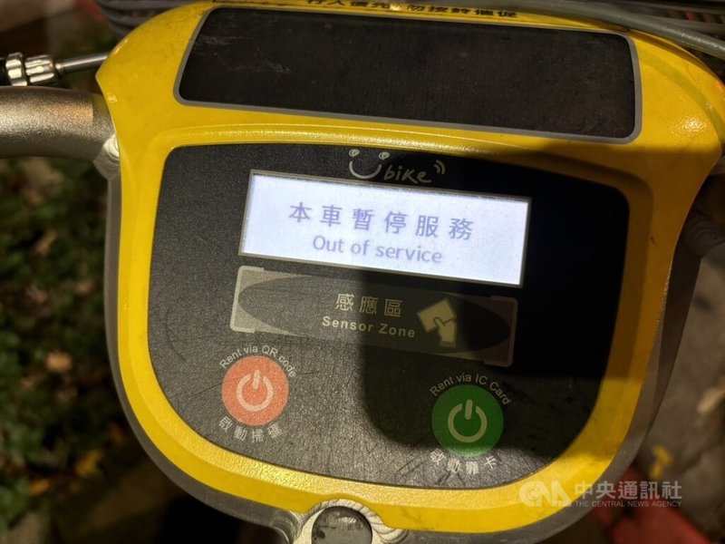 台北市共享單車YouBike於1日晚間出現異常，許多民眾下班欲借車轉乘，卻發現車輛全數顯示「本車暫停服務」，微笑單車公司已公告正在盡力排除異常。中央社記者陳昱婷攝　114年10月1日
