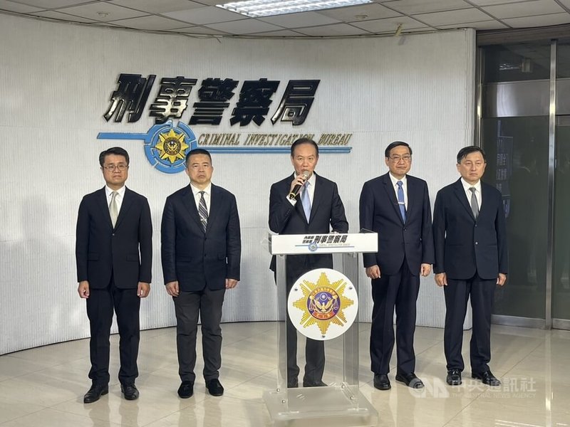 刑事局1日舉行全國「打詐、掃黑、肅槍、緝賭」專案查緝成果記者會，局長周幼偉（中）會中表示，經統計共查獲931詐團、5449嫌，並查扣詐款逾新台幣12億元。中央社記者黃麗芸攝　114年10月1日