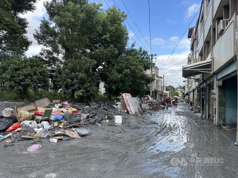 花蓮馬太鞍溪堰塞湖溢流重創光復鄉重,受災戶逾1500戶。花蓮縣政府設有重大災害捐款專戶,指定給堰塞湖災害,截至30日已累積超過新台幣1億元。圖為災民清出家中廢棄物暫置路旁。中央社記者李先鳳攝 114年10月1日