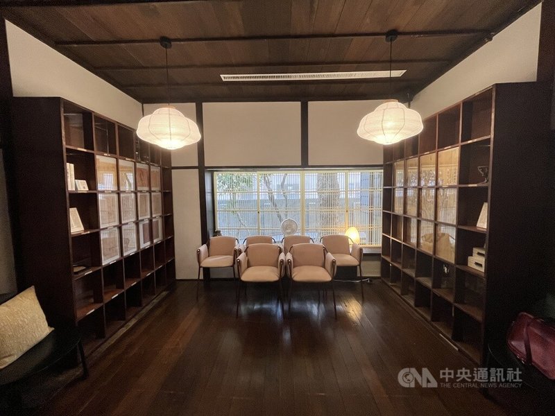 台北市百年市定古蹟「戴炎輝寓所」修復竣工後，現以「輝室」為名重新活化營運，透過餐飲服務與藝文活動結合，讓古蹟不再是靜態空間，將以充滿生命力的文化據點角色，持續推展法學、歷史與藝術。中央社記者楊淑閔攝  114年10月1日