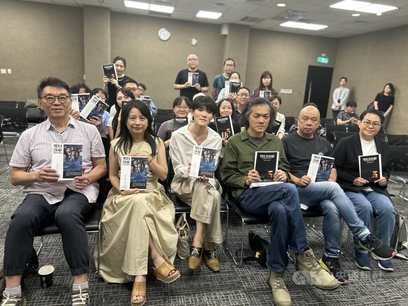 熱播中台劇「零日攻擊」即將進入尾聲,同名原創劇本書、改編小說1日在台北發表,導演羅景壬(前右3)、製作人鄭心媚(前左2)等人一同持書籍合影。中央社記者邱祖胤攝 114年10月1日