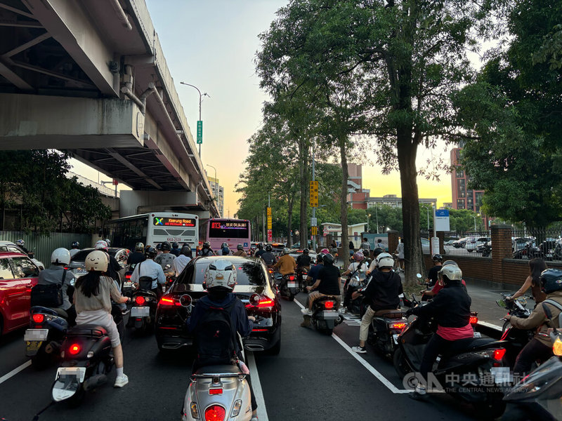 台北公館圓環改為正交路口進入第3天，台北市交通局長謝銘鴻1日視察後表示，基隆路、羅斯福路在下班時間車流正常，相信標線、號誌調整及用路人適應新路型都有發揮效果，將持續觀察微調。中央社記者陳昱婷攝  114年10月1日
