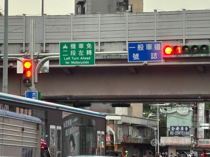 台北公館圓環拆除改為正交路口已3天,羅斯福路上「機車免二段左轉」標示的英文翻譯有誤,「機車」的英文拼音仍未更正。中央社記者陳昱婷攝 114年10月1日