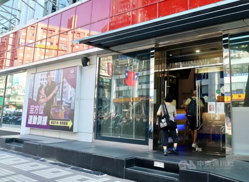 台北市街頭仍可見全真瑜珈廣告。中央社記者張皓安攝  114年9月30日