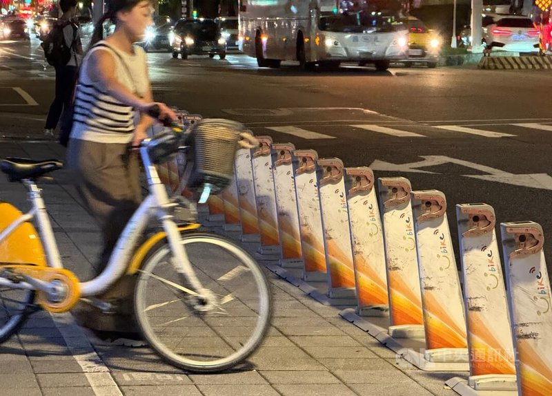 台北市共享單車YouBike於1日晚間出現異常，無法提供租借服務，微笑單車公司正在設法排除問題。圖為台北市忠孝東路上的共享單車租借點。中央社記者王飛華攝　114年10月1日