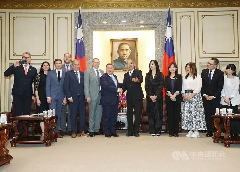 立法院長韓國瑜（右6）1日下午接見「奧地利跨黨派國會議員訪問團」奧地利友台協會主席艾蒙（Werner Amon）（前左6）等一行，兩人握手致意並合影。中央社記者郭日曉攝　114年10月1日