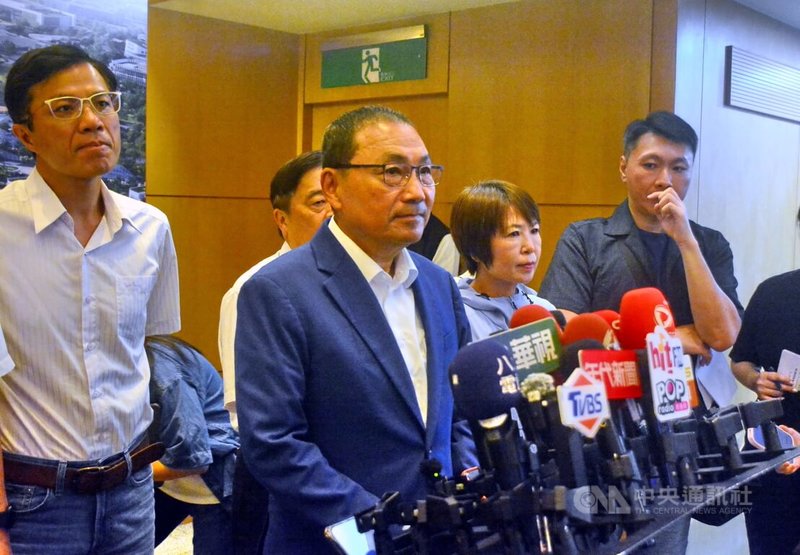 新北市政府1日公布樹林、淡海為未來新北大巨蛋2處優先評估場址,市長侯友宜(前中)市政會議後接受聯訪,說明希望新北大巨蛋園區是能夠讓全國的人、甚至國際人士來到園區,能夠提早來、留得下、晚點走。中央社記者黃旭昇新北攝 114年10月1日
