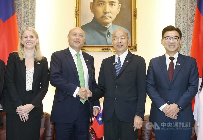 立法院長韓國瑜(右2)1日在立法院接見英國保守黨影子商貿大臣葛瑞菲斯(Andrew Griffith)(左2)訪問團一行。副院長江啟臣(右)也陪同出席。中央社記者郭日曉攝 114年10月1日
