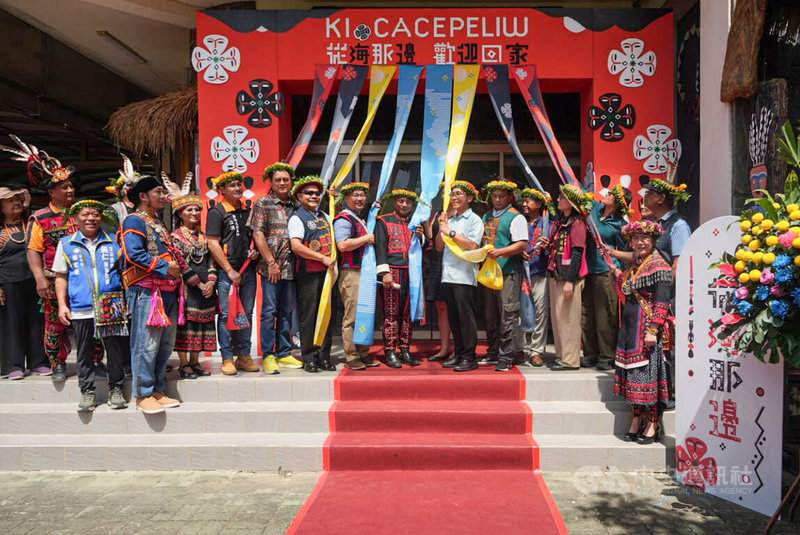 屏東縣獅子鄉公所等單位共同主辦「Ki cacepeliw 從海那邊．歡迎回家–瑞典國家世界文化博物館典藏排灣族百年文物重返獅子鄉特展」，1日正式在獅子鄉文物陳列館開展，氣氛熱鬧。中央社記者黃郁菁攝  114年10月1日