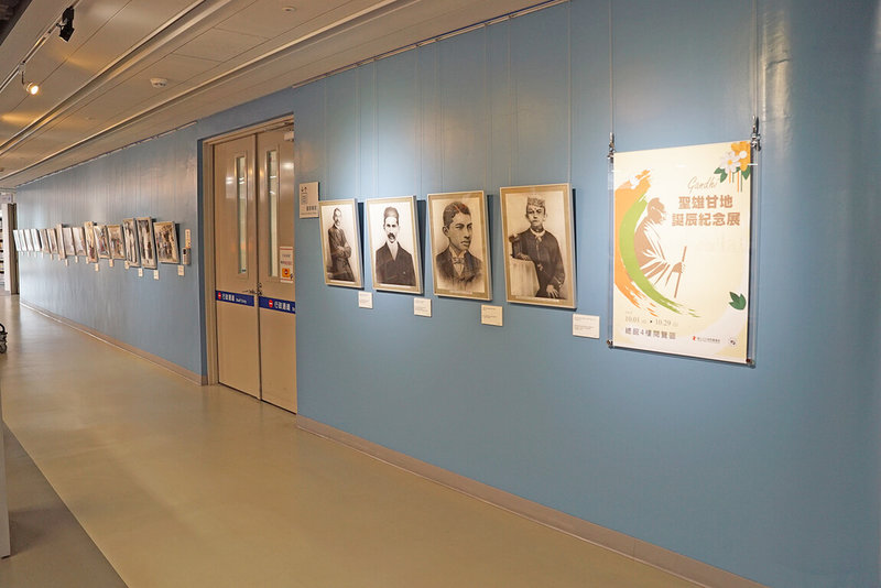 「探索聖雄甘地的傳奇」攝影展1日到29日在台中國立公共資訊圖書館舉行，精選數十幅珍貴照片，從甘地童年時期、領導獨立運動到生命最後一刻。（印度台北協會提供）中央社記者楊堯茹傳真 114年10月1日