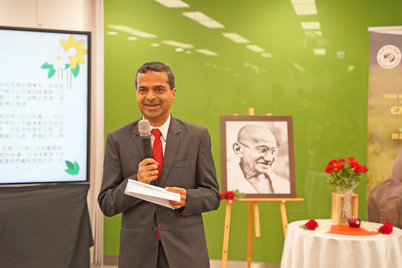 「探索聖雄甘地的傳奇」攝影展1日起在台中國立公共資訊圖書館登場，印度台北協會副會長查文雅（Vinayak Prataprao Chavan）於開幕式致詞。（印度台北協會提供）中央社記者楊堯茹傳真 114年10月1日