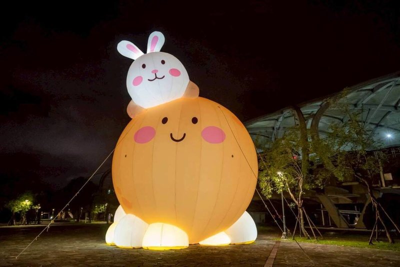 宜蘭縣冬山鄉公所1日起在冬山火車站舉辦「月亮什麼冬冬」活動，展出近11公尺高的Q版月球與玉兔裝置藝術，營造節慶氛圍。（冬山鄉公所提供）中央社記者王朝鈺傳真  114年10月1日
