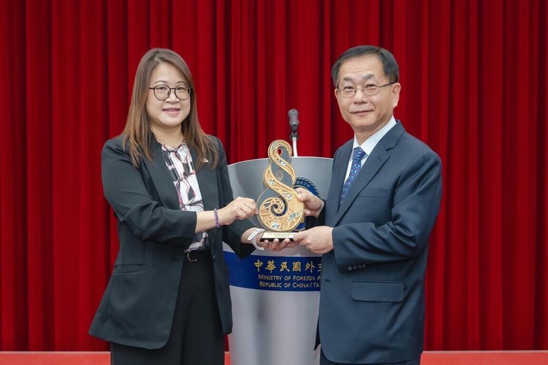 外交部常務次長葛葆萱(右)1日主持茶會,歡迎「大洋洲台灣商會聯合總會回國訪問團」,總會長賴逸雅(左)互贈禮品。(外交部提供)中央社記者楊堯茹傳真 114年10月1日