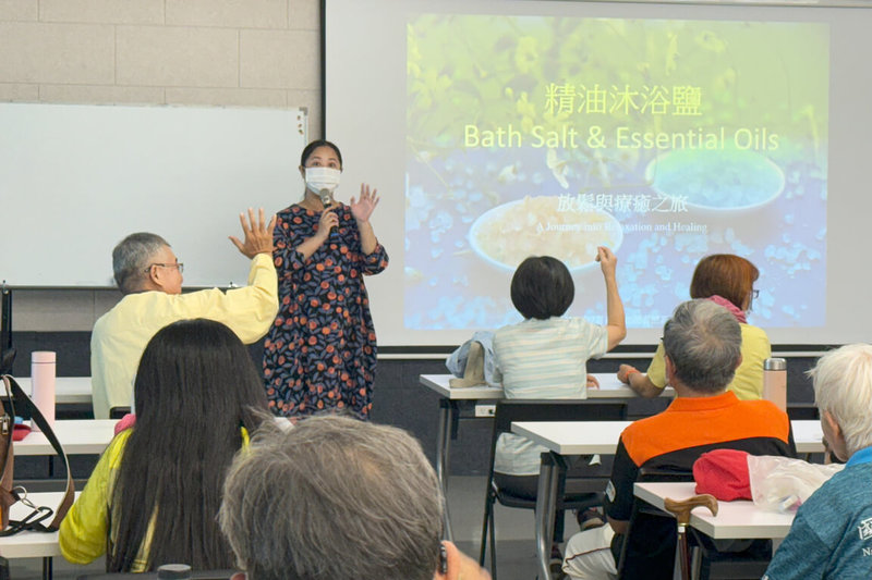 奇美醫院針對失智症患者推動「社會處方箋」，結合台南市立圖書館資源營造失智友善場域。（奇美醫院提供）中央社記者楊思瑞台南傳真  114年10月1日