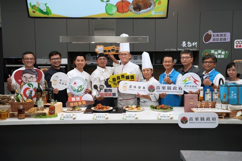 苗栗縣政府主辦並攜手台中市農業局，首次跨縣市合作的「苗栗好豐味×大廚上菜秀」9月30日在台中魚市場盛大登場，活動中4名主廚現場翻玩在地食材，結合台中地酒，激盪出新滋味。（民眾提供）中央社記者趙麗妍傳真　114年10月1日