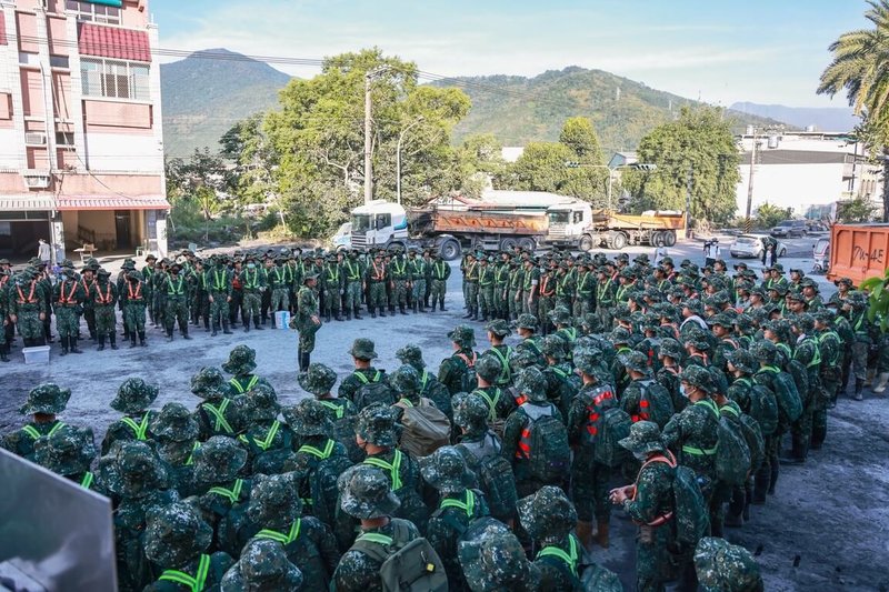 負責東部地區救災及作戰的第二作戰區1日表示，全台各作戰區、海軍陸戰隊均增援兵力救災花蓮，累計已投入1萬人次兵力，加速災區重建腳步，力求中秋節前恢復民眾家園。（第二作戰區提供）中央社記者游凱翔傳真　114年10月1日