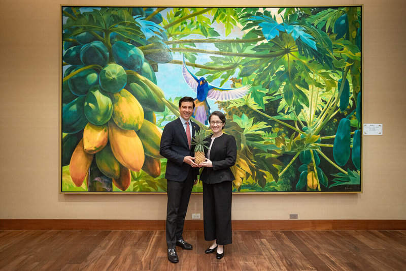 副總統蕭美琴（右）1日接見美國農業部貿易及對外農業事務次長林德柏格（Luke Lindberg），並對昨日美方正式宣布開放台灣鳳梨進口美國市場表達高度肯定與感謝。（總統府提供）中央社記者葉素萍傳真  114年10月1日