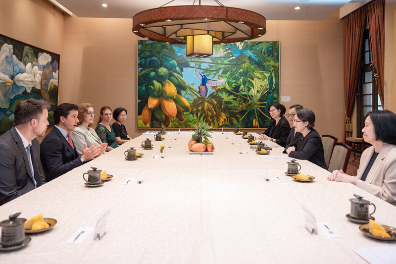 副總統蕭美琴1日接見美國農業部貿易及對外農業事務次長林德柏格(Luke Lindberg),副總統現場特別展示包括鳳梨與芒果等台灣優質水果。(總統府提供)中央社記者葉素萍傳真 114年10月1日