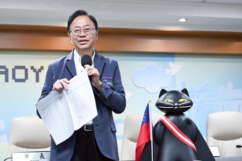 桃園市長張善政（圖）1日主持市政會議前表示，桃園市雙十國慶升旗典禮10日將在風禾公園舉行，原駐守航空城博物館的70隻「黑貓中隊」將組升旗小隊參與。（桃園市政府提供）中央社記者葉臻傳真 114年10月1日