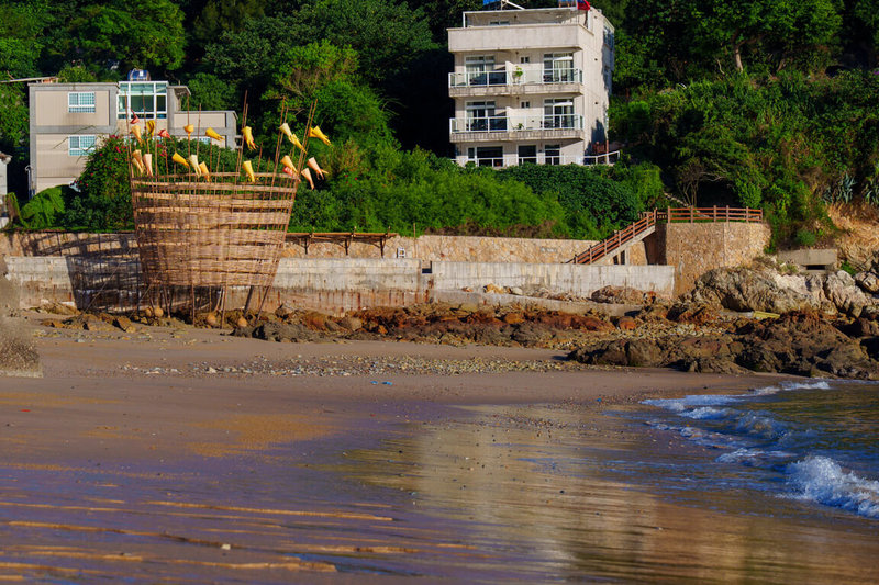 長年深耕竹構建築的建築師甘銘源呼應第3屆馬祖國際藝術島主題，在南竿鄉仁愛村鐵板澳口打造大型竹編作品「拍楸–簍光．竹影」，以當代藝術語彙轉譯馬祖傳統漁法，邀請觀眾走入島嶼共同記憶。（連江縣政府提供）中央社記者潘欣彤傳真  114年10月1日