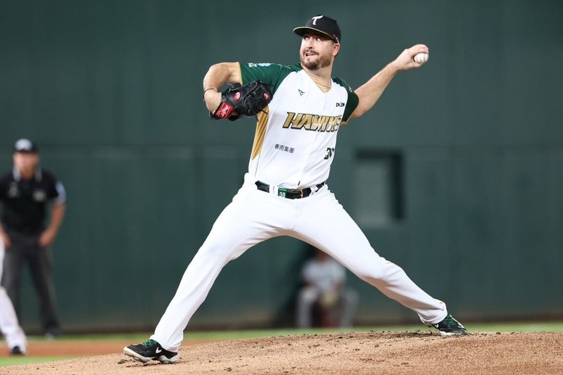 中華職棒台鋼雄鷹隊續拚季後賽門票，1日與樂天桃猿隊交手，靠洋投艾速特（Eric Stout）（圖）6局無失分好投壓制，終場就以3比0搶勝。（台鋼雄鷹提供）中央社記者謝靜雯傳真  114年10月1日