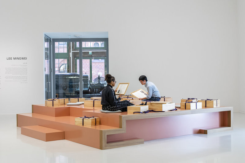 藝術家李明維「願君安好,李明維」個展日前在瑞典馬默爾現代美術館「馬默爾藝廊週」開幕夜登場。民眾在城市節慶氛圍中,親身參與並體驗以「邀請」為方法的藝術作品。圖為3件參與式作品中的「織物的回憶」。(瑞典馬默爾現代美術館提供)中央社記者辜泳秝斯德哥爾摩傳真114年10月1日