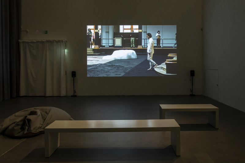 藝術家李明維「願君安好,李明維」個展日前在瑞典馬默爾現代美術館「馬默爾藝廊週」開幕夜登場。展覽中也輪流播放「不期之美」(2017)、「聲之綻」(2013)與「如沙的格爾尼卡」(2006)的影像紀錄片。(瑞典馬默爾現代美術館提供)中央社記者辜泳秝斯德哥爾摩傳真 114年10月1日