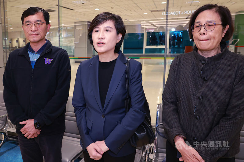行政院副院長鄭麗君(中)日前再度赴美國談判對等關稅,她1日凌晨搭機返台,在桃園國際機場接受媒體聯訪表示,談判團隊從未做出晶片五五分的承諾,這次沒有討論這項議題,也不會答應這樣的條件。中央社記者吳睿騏桃園機場攝 114年10月1日