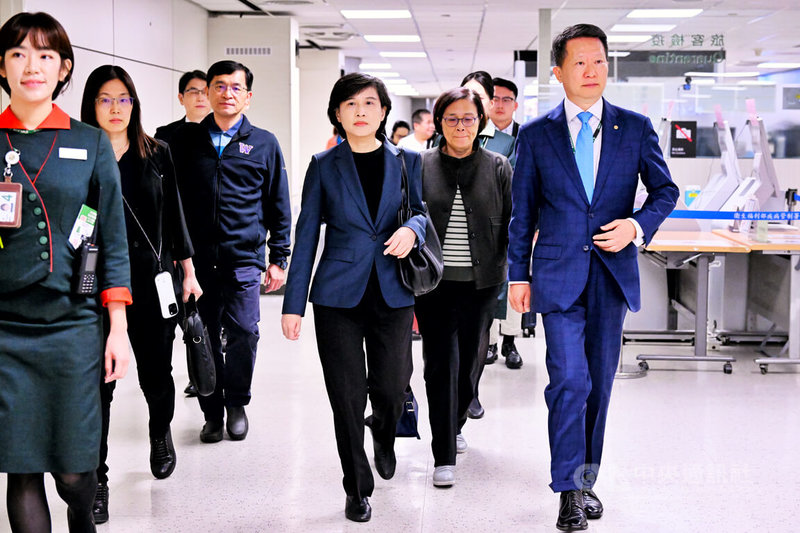 行政院副院長鄭麗君（前中）日前再度赴美國談判對等關稅，於1日凌晨搭乘長榮航空班機自美國返台。中央社記者吳睿騏桃園機場攝　114年10月1日