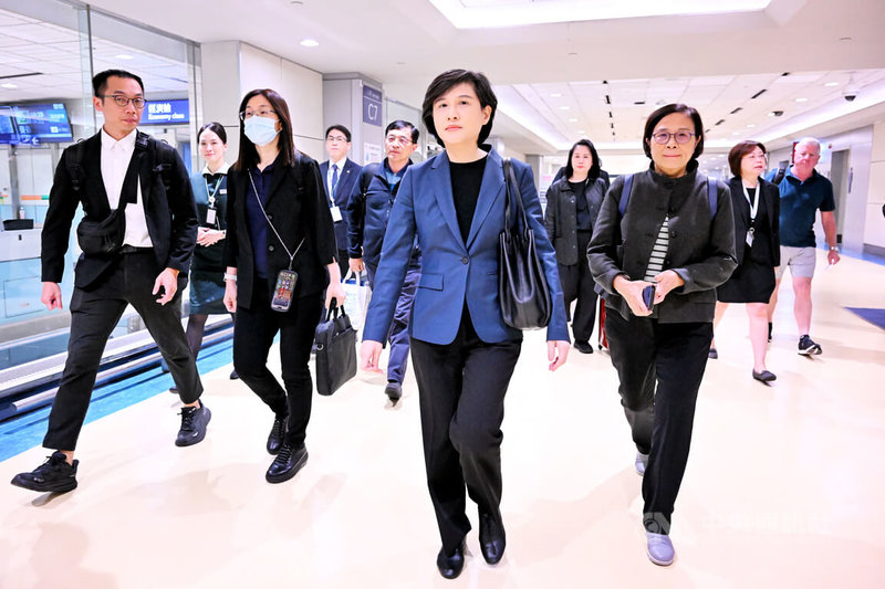 行政院副院長鄭麗君(前)日前再度赴美國談判對等關稅,於1日凌晨搭機返台;她表示,這次談判團隊到華府,主要是爭取調降對等關稅且不疊加原來的稅率,以及232條款相關的關稅優惠待遇等議題,和美方的貿易代表署以及商務部,都進行了具體的討論也有一定的進展。中央社記者吳睿騏桃園機場攝 114年10月1日