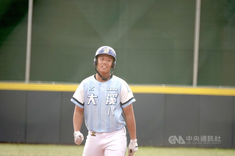 大溪高中青棒隊林珺希(圖)結束U18世界盃賽事後遭遇打擊低潮,不過1日在2025桃園市第10屆桃園盃國際棒球錦標賽青棒組冠軍戰成功轟出3分砲,可惜球隊終場無緣勝利,拿下亞軍。中央社記者謝靜雯攝 114年10月1日
