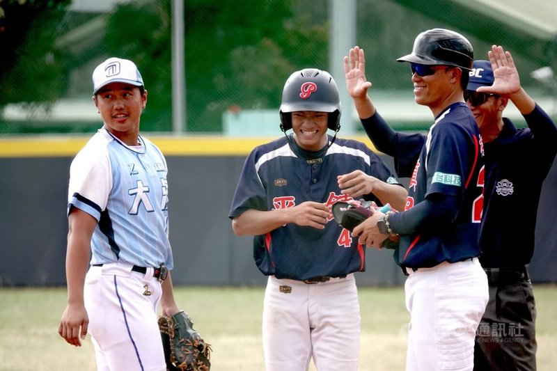 2025桃園市第10屆桃園盃國際棒球錦標賽青棒組冠軍戰1日登場，平鎮高中A隊彭成安（中）敲出關鍵三壘打，單場貢獻2安4打點，助隊奪冠，賽後也獲選為賽會MVP。中央社記者謝靜雯攝  114年10月1日