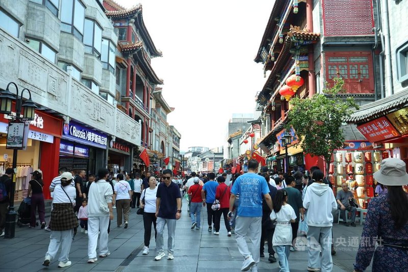 中國十一長假第一天，北京多地湧現人潮。圖為前門大街人潮。中央社記者謝怡璇北京攝  114年10月1日