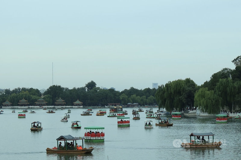 中國十一長假第一天,北京多地湧現人潮。圖為民眾在北海公園划船。中央社記者謝怡璇北京攝 114年10月1日