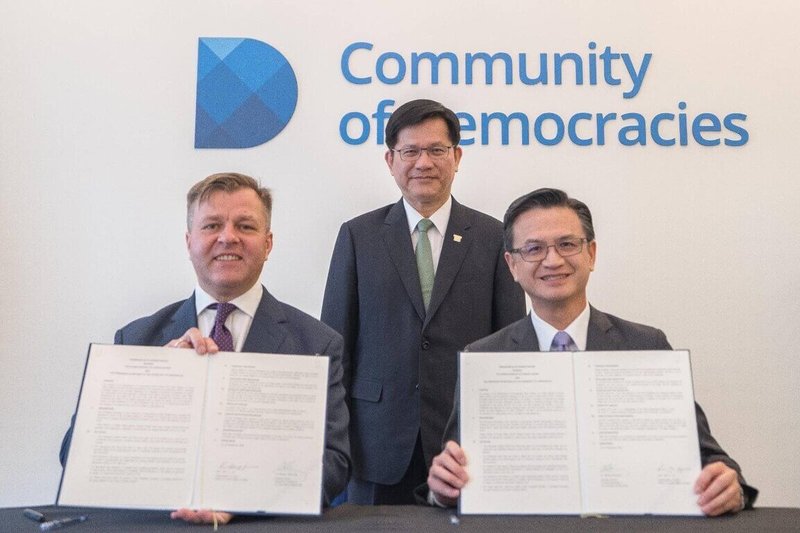 外交部長林佳龍(中)9月30日見證外交部與「民主社群」(Community of Democracies)常設秘書處簽署MOU。(外交部提供)中央社記者楊堯茹傳真 114年10月1日