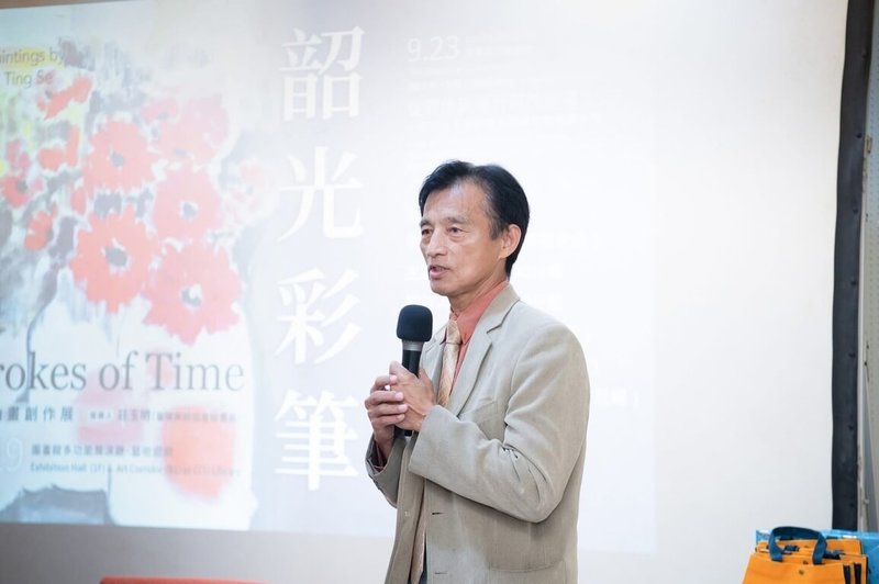 藝術家劉婷瑟自即日起至11月19日在中正大學圖書館舉辦「韶光彩筆」油畫創作展,策展人、台陽美術協會秘書長莊玉明(圖)表示,劉婷瑟作品風格近似印象派,優雅而細膩,融入東方人文底蘊。(劉婷瑟提供)中央社記者蔡智明傳真 114年10月1日