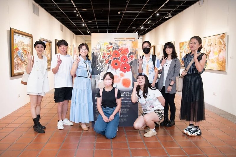 藝術家劉婷瑟（左3）正在中正大學圖書館展出「韶光彩筆–駐校藝術家劉婷瑟油畫創作展」，展出多組經典系列作品，歡迎民眾前往感受其細膩優雅的心境與情感。（劉婷瑟提供）中央社記者蔡智明傳真  114年10月1日