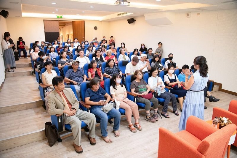 藝術家劉婷瑟(前右立者)在中正大學圖書館推出「韶光彩筆」油畫創作展,展期將持續至11月19日,日前並舉辦座談分享創作經驗。(劉婷瑟提供)中央社記者蔡智明傳真 114年10月1日