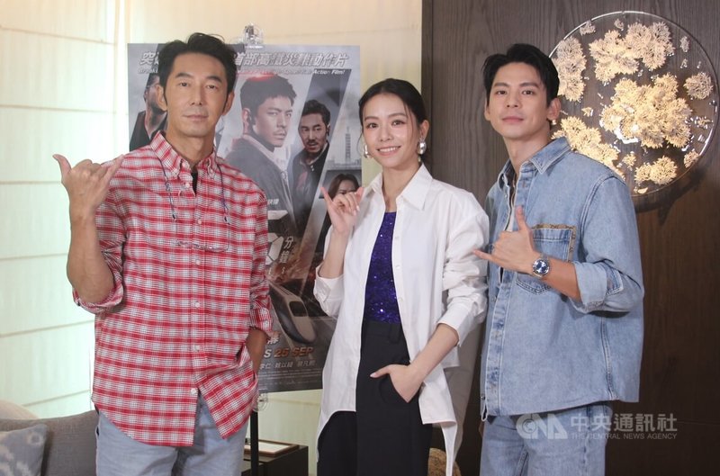 電影「96分鐘」演員林柏宏(右1)、宋芸樺(中)、李李仁(左1)到訪新加坡,1日下午接受中央社專訪。中央社記者吳昇鴻新加坡攝 114年10月1日