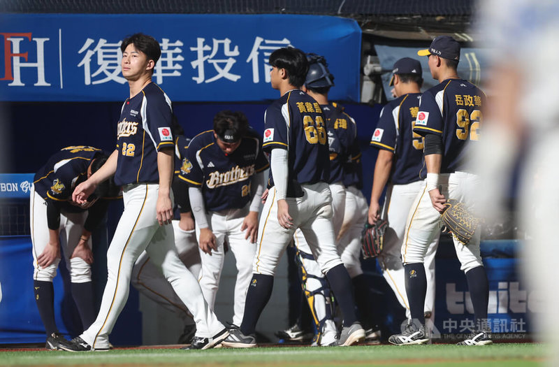 中華職棒中信兄弟隊力拚下半季冠軍,1日與富邦悍將隊交手雙方緊咬到延長賽,最終悍將以6比5搶勝,兄弟封王只能無奈再等,賽後選手們向球迷致意後陸續退場離去。中央社記者張新偉攝 114年10月1日