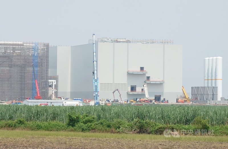 台積電嘉義先進封裝廠1日發生一名40多歲男性工人遭2萬伏特高壓電擊，造成右手臂、右腰有大面積燒傷，送醫急救；嘉義縣府表示，目前已要求出意外工程暫停施做。中央社記者蔡智明攝  114年10月1日