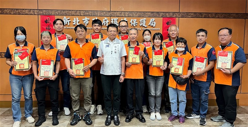 新北環保局設氣候變遷中心及職安科，圖為新北市府環保局長表揚績優清潔隊員。