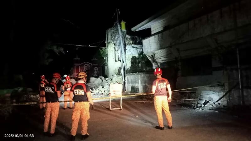 菲律賓救援人員在因強震受損的建築物外架設封鎖線。（Municipality of Daanbantayan/Handout via 路透社）