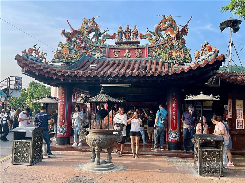 廖男在竹山紫南宮停車場見一名香客找不到自己車輛，幫助尋獲後，卻趁對方在車內駕駛座休息時，衝進後座勒住這名香客脖子搶得1萬2000元，落網遭依強盜罪判5年6月。（中央社檔案照片）