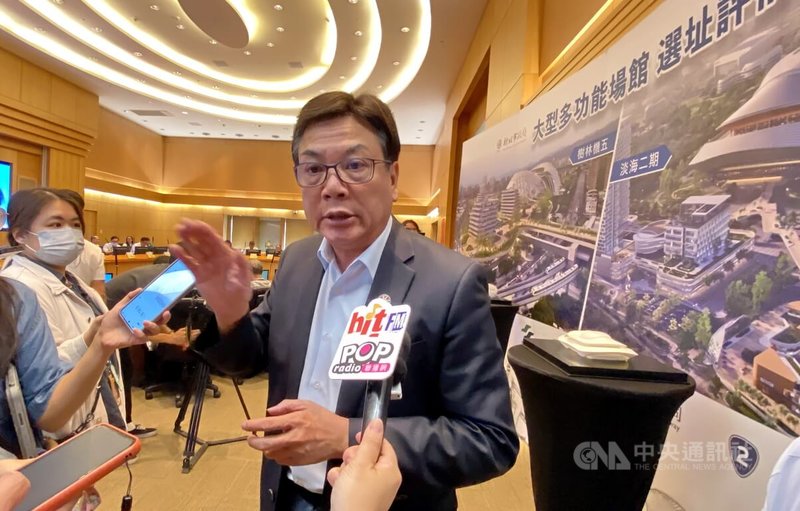 新北市政府1日公布樹林、淡海為未來新北大巨蛋2處優先評估場址,新北市副市長劉和然(前)會後接受聯訪,說明評估過程以及後續組成可行性評估專案。中央社記者黃旭昇新北攝 114年10月1日